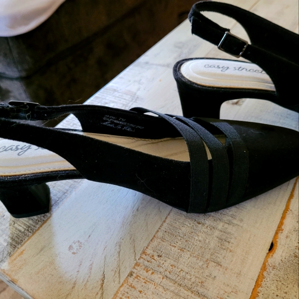 New Black Suede Easy Street slingback pumps, size 7M w box.